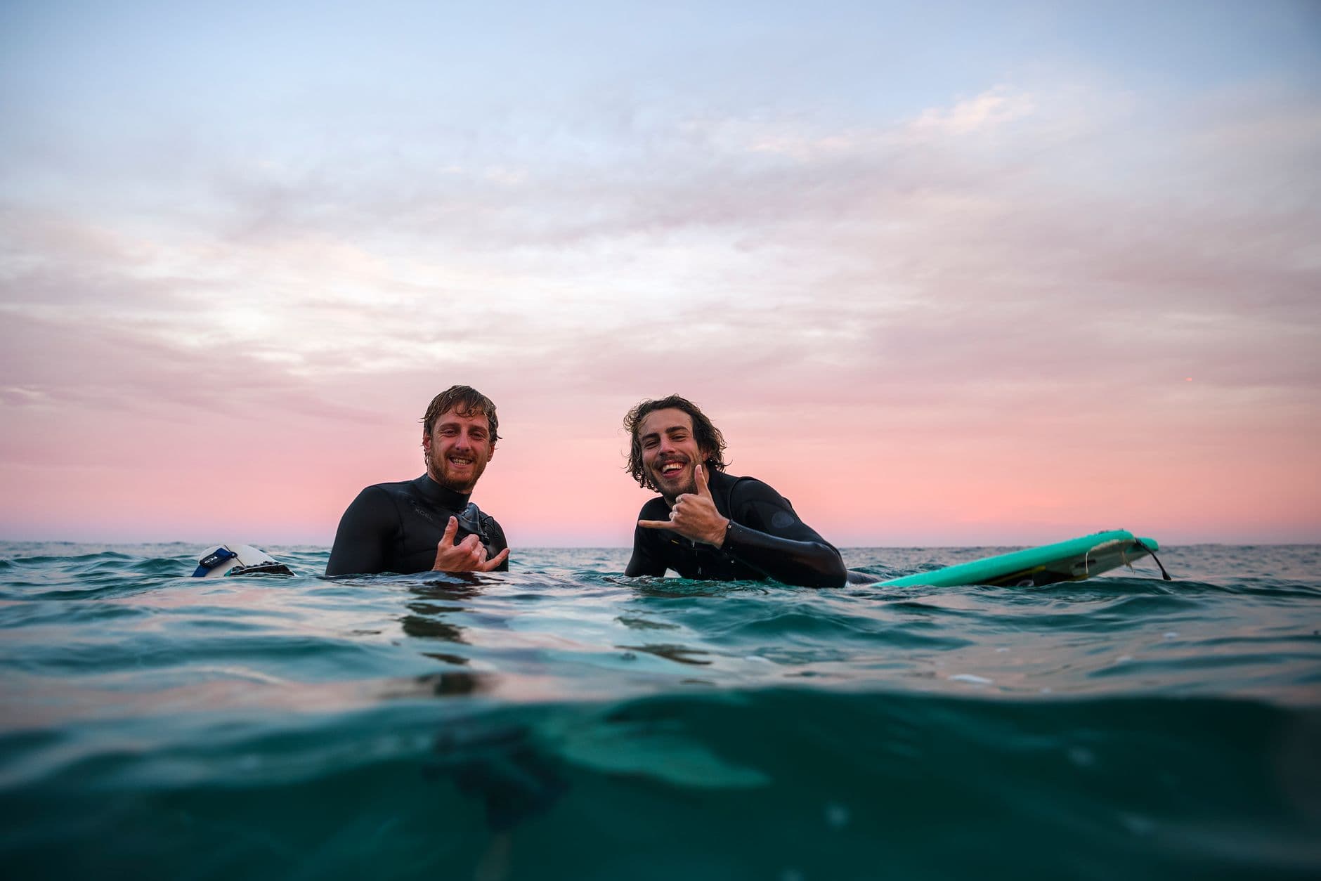 Surf & Yoga: Camps für Frauen und Solo-Reisende