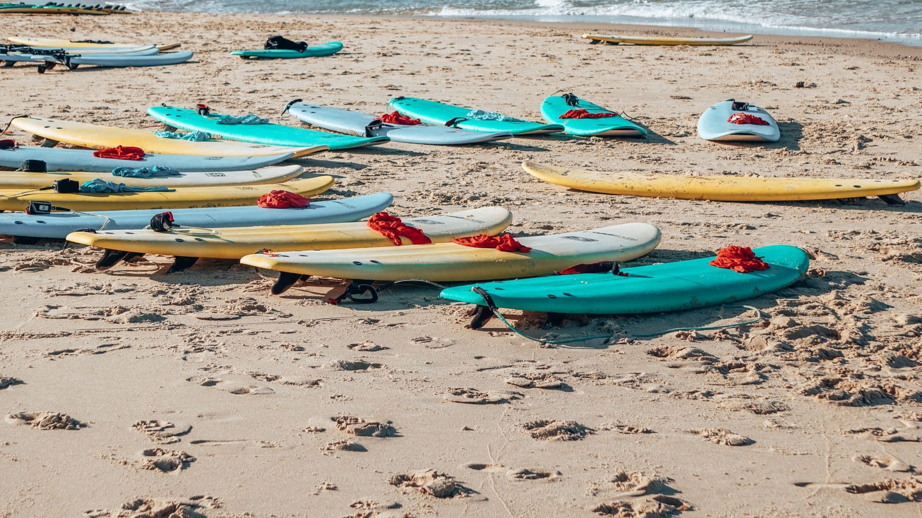 Surfcamp, Surfschule oder Surfkurs: Was ist der Unterschied?