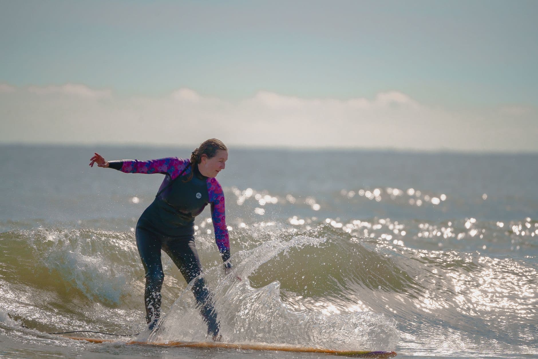 Surfcamps für Frauen: Camps, Kurse & Community