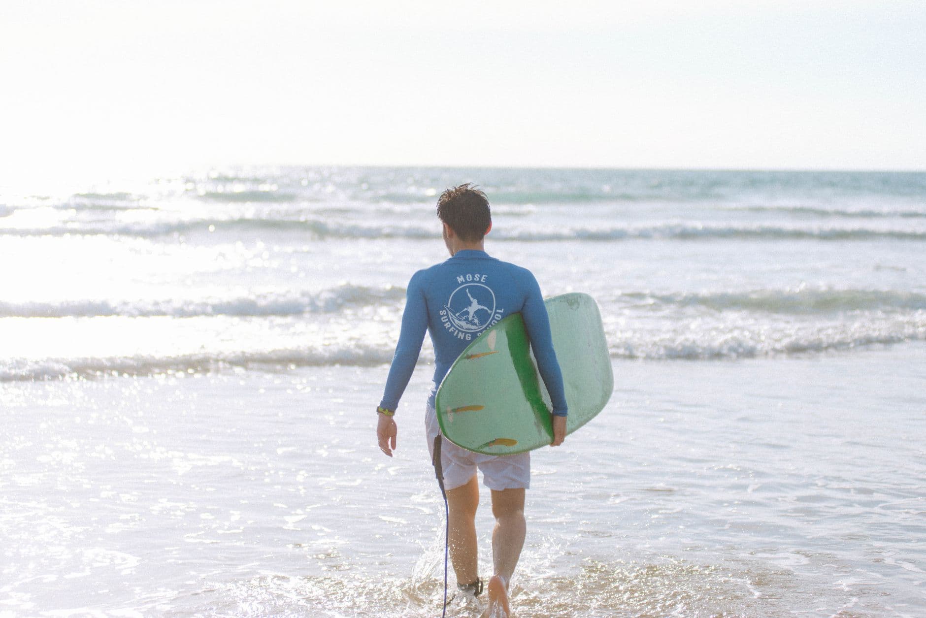 Surfen lernen: Die besten Surfcamps für Anfänger in Europa
